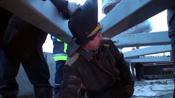 Installation av skulptur Arbetare och kollektiv lantbrukskvinna. — Stockvideo