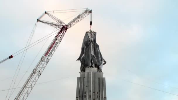 Construction of sculpture Worker and Kolkhoz Woman was made by Vera Mukhina — Stock Video