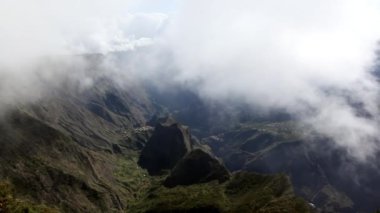 Kayalıklardaki beyaz kıvırcık köpüklü dalganın el kamerası görüntüleri..