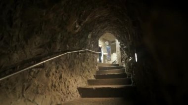 Budapeşte sualtı mağarasında kırmızı yüzgeçli teknik dalgıç.