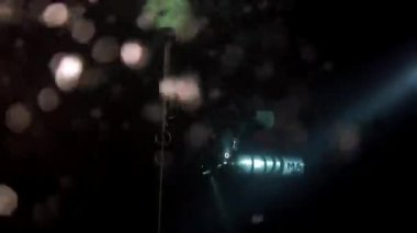 Budapeşte sualtı mağarasında kırmızı yüzgeçli teknik dalgıç.