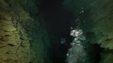 Budapeşte sualtı mağarasında kırmızı yüzgeçli teknik dalgıç.