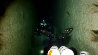 Budapeşte sualtı mağarasında kırmızı yüzgeçli teknik dalgıç.