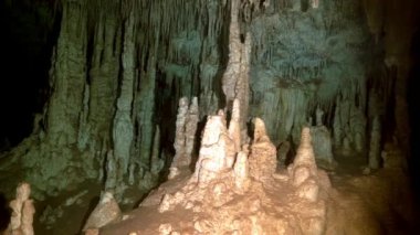 Yucatan Meksika 'da mağara dalışı.