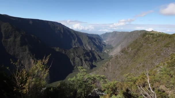 Prachtige panorama 's van rotsachtige canyon op Reunion eiland. — Stockvideo