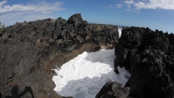 Reunion adasındaki kayalık kanyonda beyaz kıvırcık köpüklü dalga. — Stok video