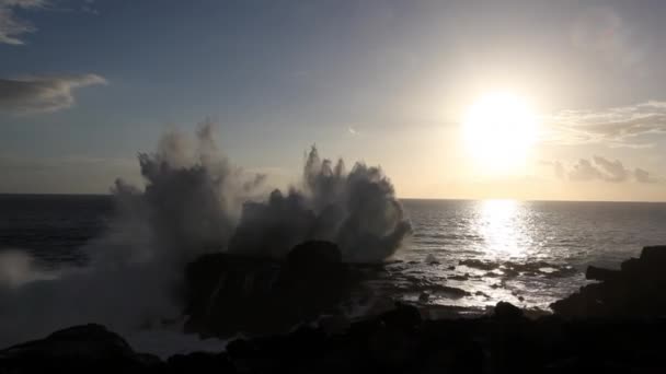 Onde bianche schiumose che si infrangono sulle rocce sulla costa. — Video Stock