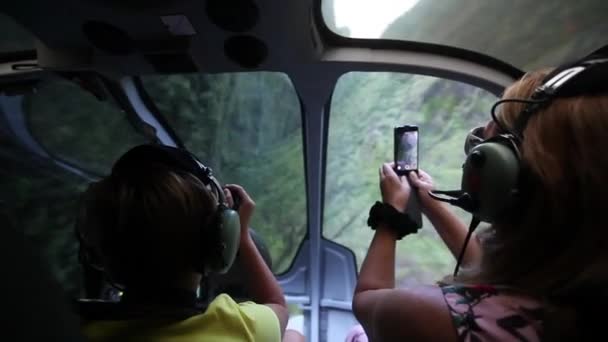 Kvinna blond och pojke flyga mellan stenar på helikopter. — Stockvideo