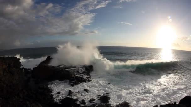 Белые пенные волны разбиваются о скалы на береговой линии. — стоковое видео