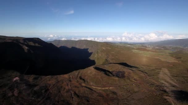 Vulcão piton de la Fournaise Reunião ilha vista helicóptero. — Vídeo de Stock