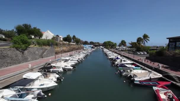 Estacionamiento de barcos en puerto deportivo en Reunion Francia. — Vídeos de Stock