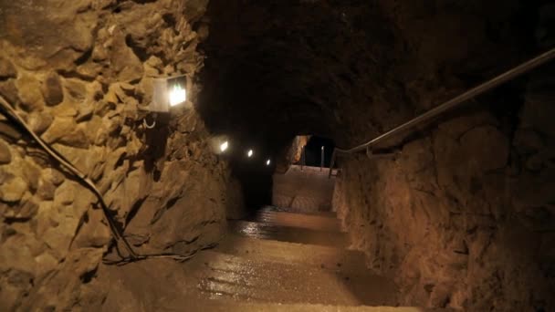 Buzo técnico en aletas rojas en la cueva submarina de Budapest — Vídeos de Stock