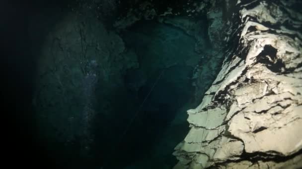潜水洞穴中的潜水员 — 图库视频影像
