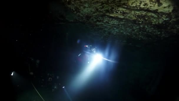 Technical diver in red flippers in the underwater cave of Budapest — Stock Video