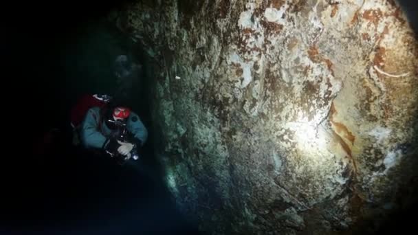 Budapeşte sualtı mağarasında kırmızı yüzgeçli teknik dalgıç. — Stok video