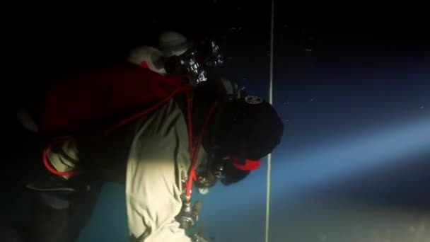 Technischer Taucher in roten Schwimmflossen in der Unterwasserhöhle von Budapest — Stockvideo