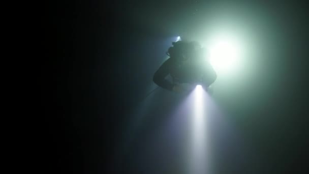 Mergulhador técnico em nadadeiras vermelhas na caverna subaquática de Budapeste — Vídeo de Stock