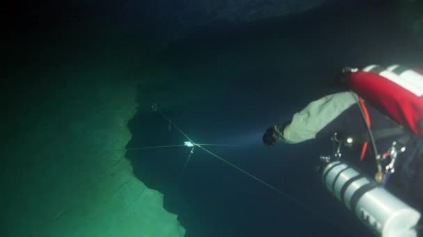 Technische duiker in rode flippers in de onderwatergrot van Boedapest — Stockvideo
