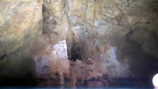Plongeur technique en nageoires rouges dans la grotte sous-marine de Budapest — Video