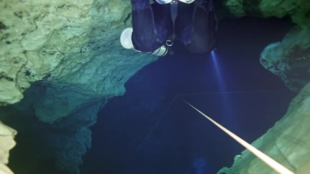 Technical diver in red flippers in the underwater cave of Budapest — Stock Video