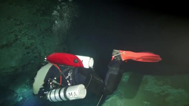 Plongeur technique en nageoires rouges dans la grotte sous-marine de Budapest — Video