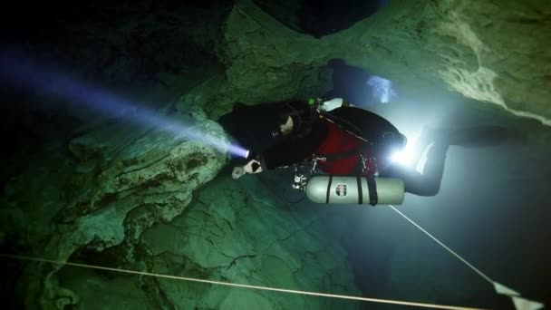 Τεχνικός δύτης σε κόκκινα πτερύγια στην υποβρύχια σπηλιά της Βουδαπέστης — Αρχείο Βίντεο