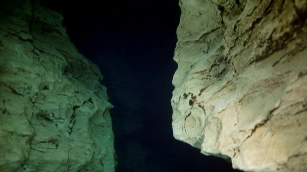Mergulhador técnico em nadadeiras vermelhas na caverna subaquática de Budapeste — Vídeo de Stock