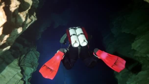 Technical diver in red flippers in the underwater cave of Budapest — Stock Video