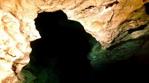 Budapeşte sualtı mağarasında kırmızı yüzgeçli teknik dalgıç. — Stok video