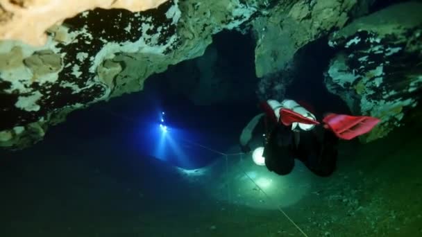 Mergulhador técnico em nadadeiras vermelhas na caverna subaquática de Budapeste — Vídeo de Stock