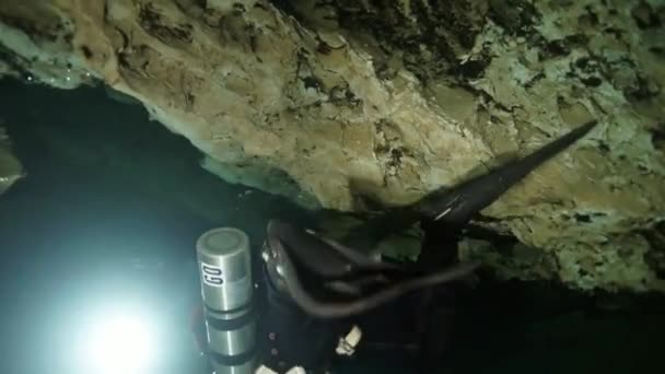 Технічний дайвер у червоних плавцях у підводній печері Будапешта. — стокове відео