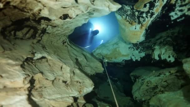 Technischer Taucher in roten Schwimmflossen in der Unterwasserhöhle von Budapest — Stockvideo