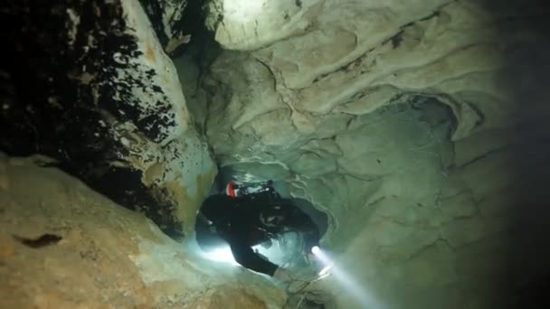 ブダペストの水中洞窟の赤いフリッパーの技術ダイバー — ストック動画