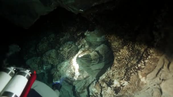 Technischer Taucher in roten Schwimmflossen in der Unterwasserhöhle von Budapest — Stockvideo