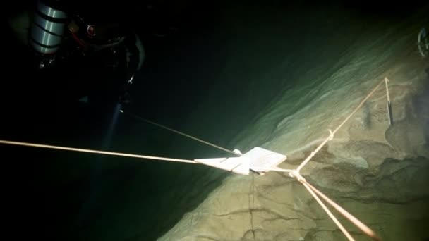 Technical diver in red flippers in the underwater cave of Budapest — Stock Video