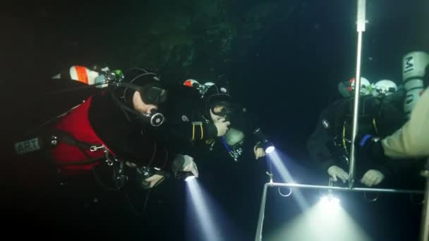 Technische duiker in rode flippers in de onderwatergrot van Boedapest — Stockvideo