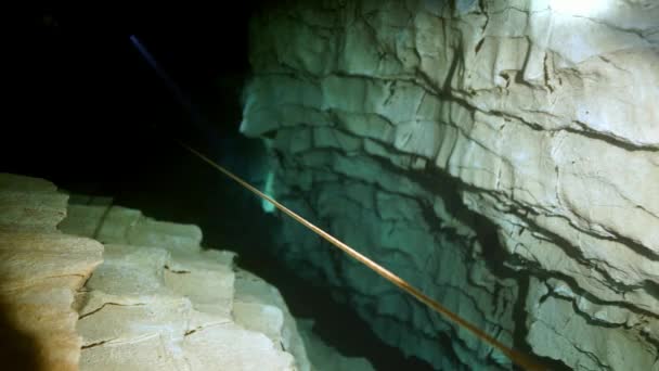 Buzo técnico en aletas rojas en la cueva submarina de Budapest — Vídeos de Stock