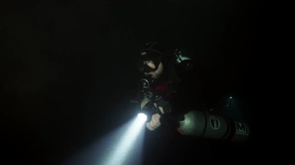 Buzo técnico en aletas rojas en la cueva submarina de Budapest — Vídeos de Stock