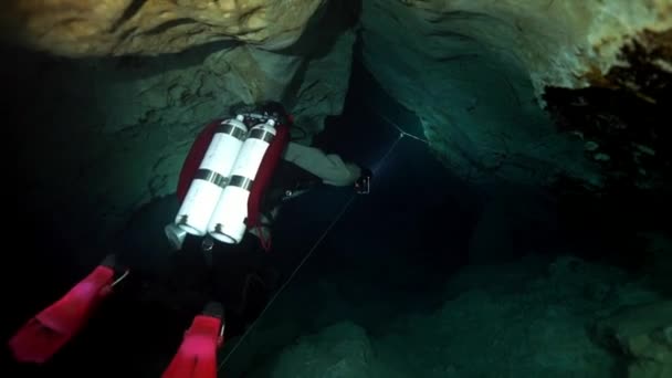 Τεχνικός δύτης σε κόκκινα πτερύγια στην υποβρύχια σπηλιά της Βουδαπέστης — Αρχείο Βίντεο