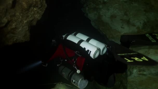 부다페스트 의수중 동굴 속에서 붉은 지느러미를 가진 기술적 인 잠수부 — 비디오