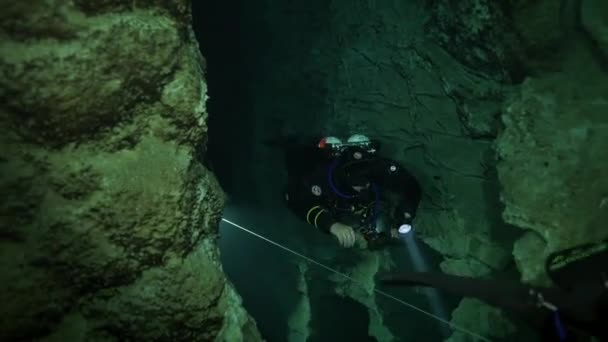 Buzo técnico en aletas rojas en la cueva submarina de Budapest — Vídeos de Stock