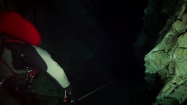 Technical diver in red flippers in the underwater cave of Budapest — Stock Video