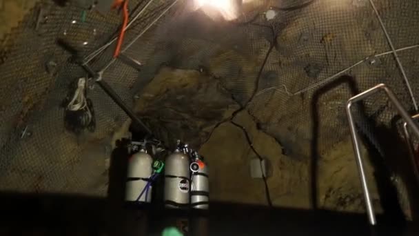 Techniczny nurek w czerwonych płetwach w podwodnej jaskini Budapesztu — Wideo stockowe