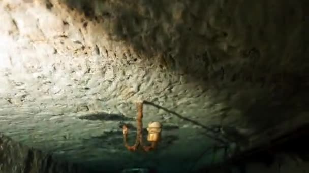 Технический дайвер в красных ластах в подводной пещере Будапешта — стоковое видео