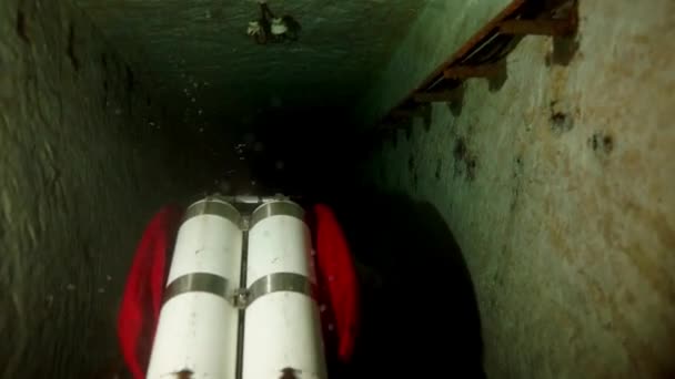 Technical diver in red flippers in the underwater cave of Budapest — Stock Video