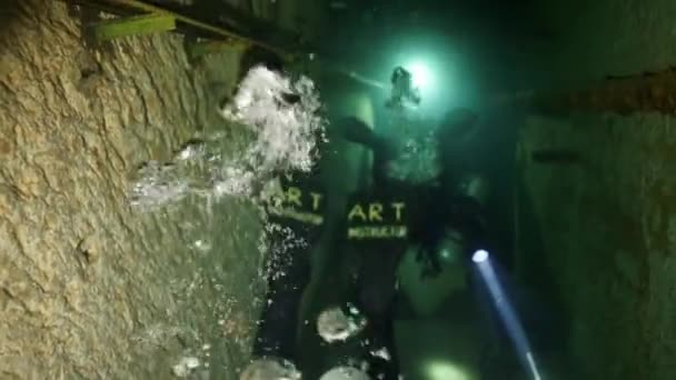 Plongeur technique en nageoires rouges dans la grotte sous-marine de Budapest — Video