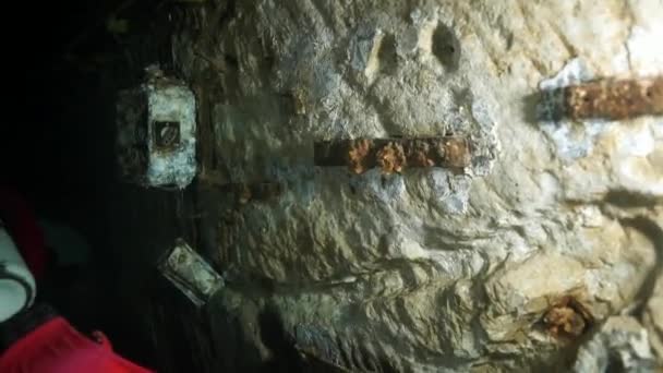 Immersione tecnica in pinne rosse nella grotta sottomarina di Budapest — Video Stock