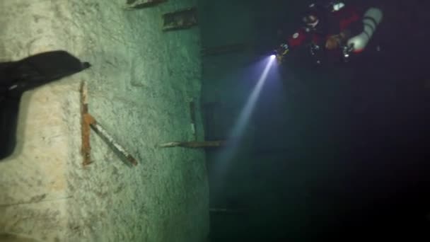 Plongeur technique en nageoires rouges dans la grotte sous-marine de Budapest — Video