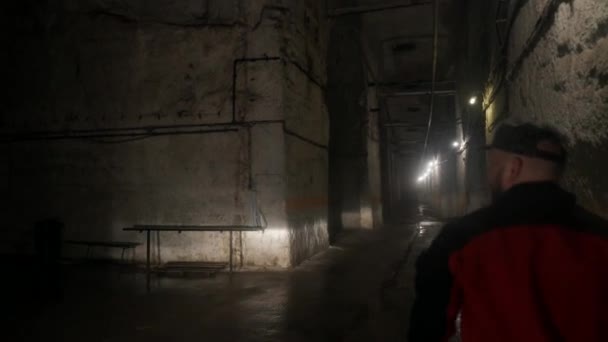 Технічний дайвер у червоних плавцях у підводній печері Будапешта. — стокове відео