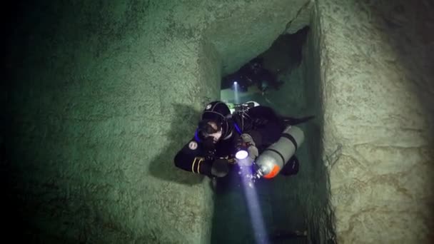 Buzo técnico en aletas rojas en la cueva submarina de Budapest — Vídeo de stock